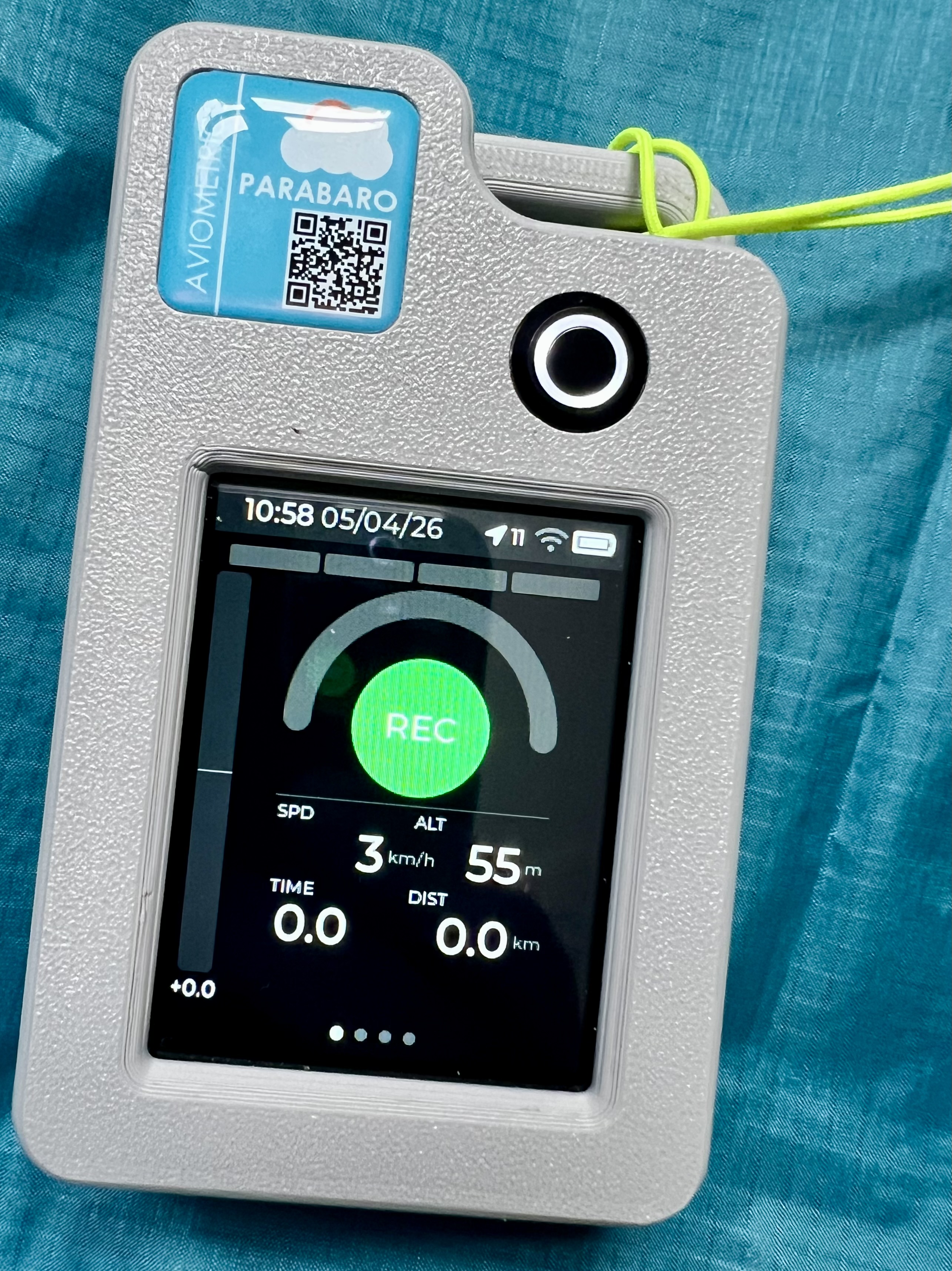 ParaBaro flight screen — vario bar, inflation arcs, GPS data