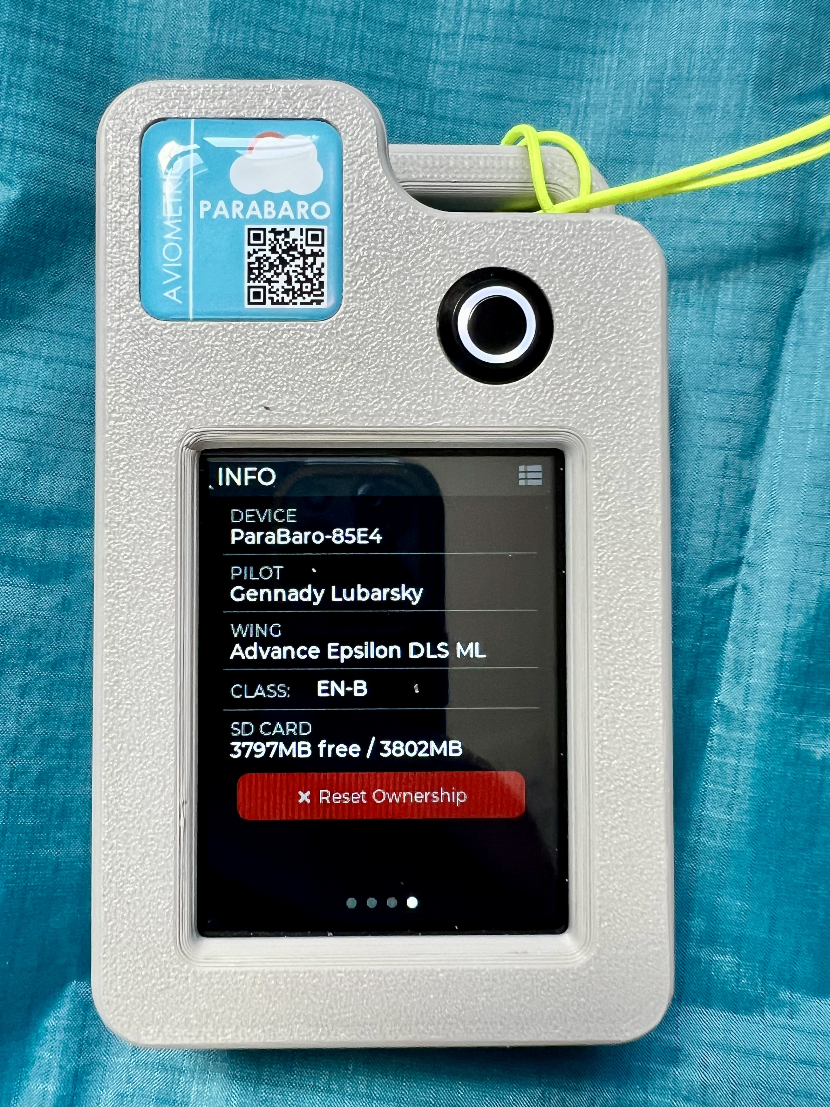 ParaBaro Info screen showing device name, pilot, wing, and SD card status