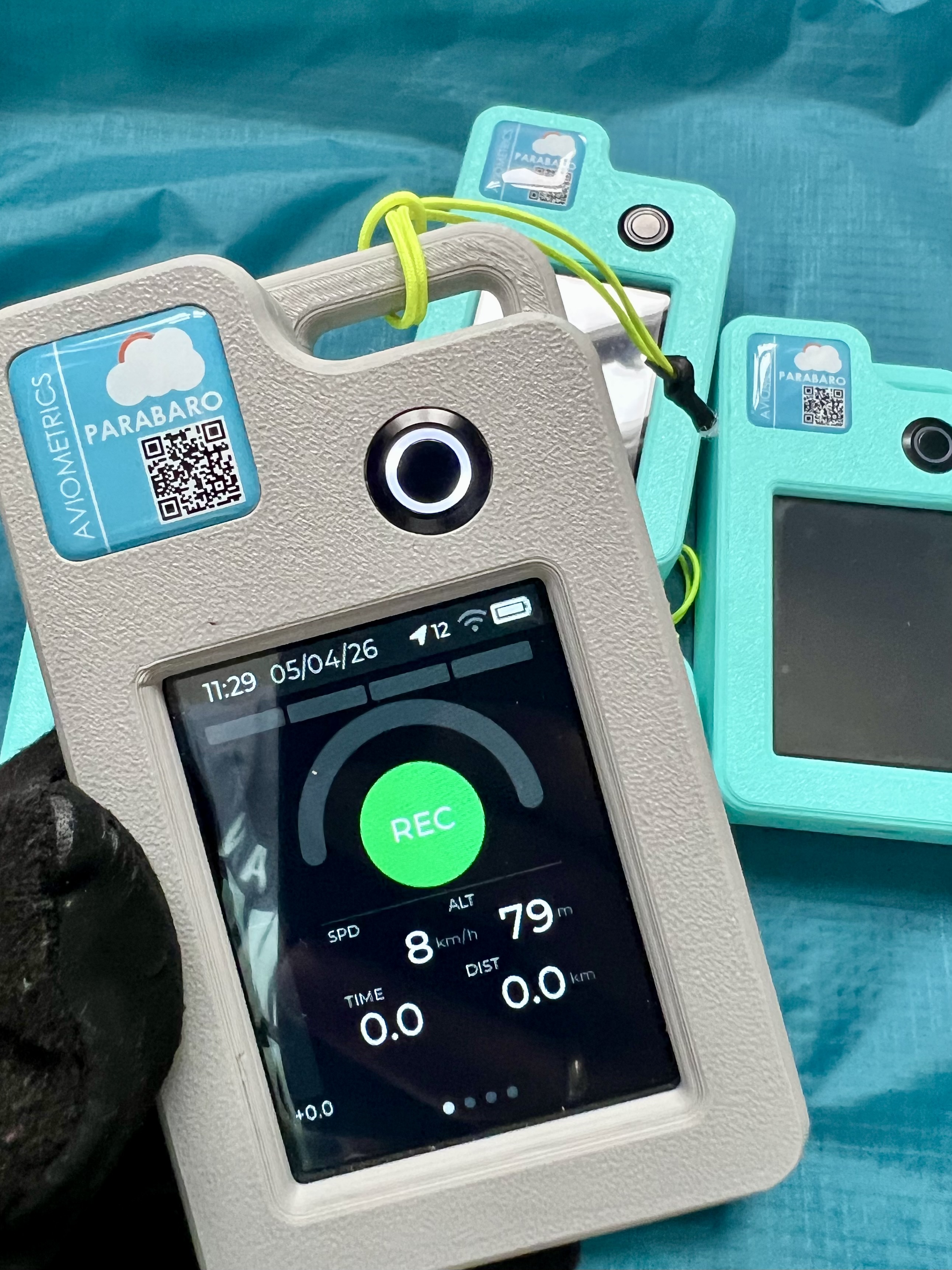 ParaBaro receiver with vario screen and transmitter pods — the complete wing pressure monitoring system